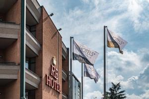 two flags flying in front of a hotel at BB Hotels Smarthotel Re Milano Nord in Sesto San Giovanni