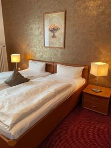 Postel nebo postele na pokoji v ubytování Hotel Germania