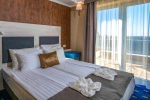 A bed or beds in a room at Balneo Hotel Zsori Thermal & Wellness
