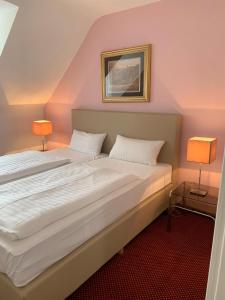 Кровать или кровати в номере Hotel Germania