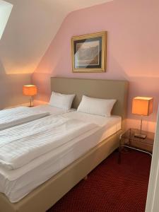 Postel nebo postele na pokoji v ubytování Hotel Germania
