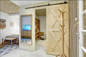 een schuifdeur in een kamer met een slaapkamer bij Boheme Retreat in Aalborg