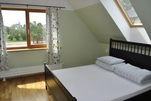 מיטה או מיטות בחדר ב-Vilks un Briedis Holiday Home & Wellness Area
