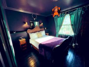 A bed or beds in a room at Emerald Healing Centre - Hotel & Retreat