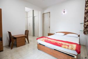 - une chambre avec un lit, un bureau et une table dans l'établissement 4 BHK Huge & Spacious Villa- 16 Guests Homestay, à Nashik