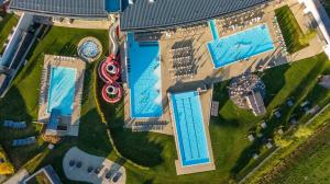 widok na budynek z 2 basenami w obiekcie Max Residence Zell am See - Steinbock Lodges w mieście Zell am See
