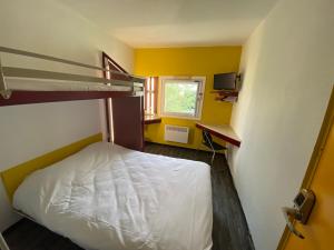 Habitación pequeña con 1 cama y literas en Class'Eco Chambly, en Chambly