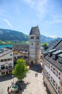 widok na miasto z wieżą zegarową w obiekcie Max Residence Zell am See - Steinbock Lodges w mieście Zell am See