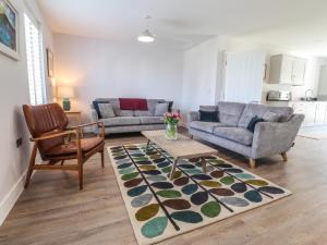 Una sala de estar con dos sofás y una mesa. en Ty Owen, en Newport