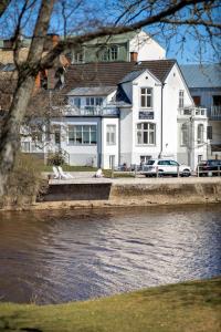 エンゲルホルムにあるHotell Villa Rönneの川の横に座る大きな白い家