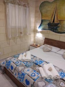 - une chambre avec un lit et des serviettes dans l'établissement Casa Vacanza Al Duomo, à Barletta
