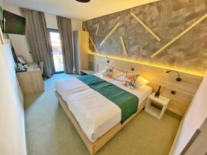 Postel nebo postele na pokoji v ubytování 16 Lakes Hotel