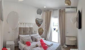una camera da letto con un letto con palloncini appesi al muro di Il fiore di loto a San Felice Circeo
