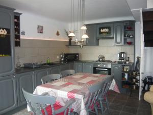 Una cocina o kitchenette en Kerguillaume