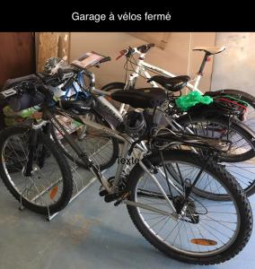 dos bicicletas estacionadas una al lado de la otra en un garaje en Chambres d'hôtes Le 42 en Nogent-le-Rotrou
