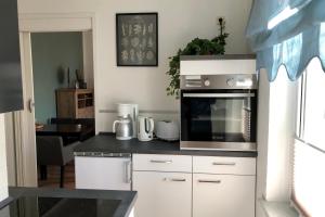 eine Küche mit einer Arbeitsplatte und einer Mikrowelle in der Unterkunft Doberaner Straße 15 Wohnung 02 in Kühlungsborn