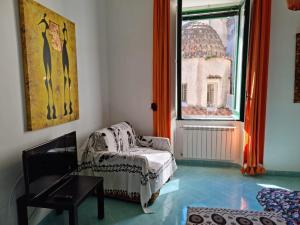 salon z krzesłem i oknem w obiekcie La casa nel duomo Vietri sul Mare w mieście Vietri sul Mare