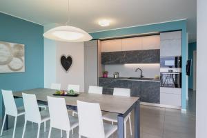 Кухня или мини-кухня в Bellagio Village- 4 Apartments by the lake - Seasonal Warm Pool and Sauna

