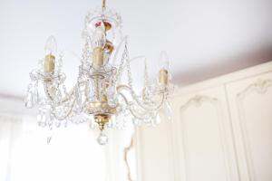 a chandelier hanging from a ceiling in a room at Stáj Newport in Dolní Domaslavice