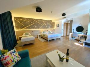 ein Wohnzimmer mit 2 Betten und einem Sofa in der Unterkunft 16 Lakes Hotel in Grabovac