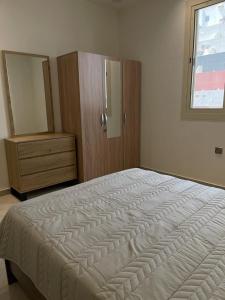 Una cama o camas en una habitación de أفخم شقة فندقيه بالقرب من الحرم المكي