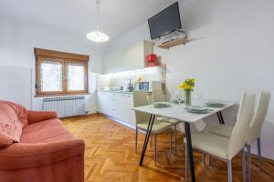 Kuchyňa alebo kuchynka v ubytovaní Apartments SOBOL
