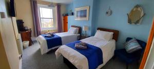 Llit o llits en una habitació de Sportsmans Valley Hotel