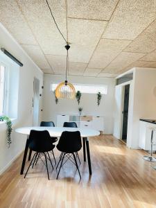 une salle à manger avec une table et des chaises blanches dans l'établissement aday - Nice and cozy place, à Aalborg