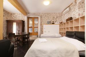 1 dormitorio con 2 camas, mesa y sillas en Galera, en Šibenik