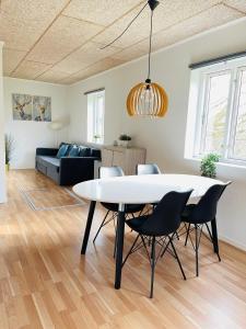 sala de estar con mesa blanca y sillas en aday - Nice and cozy place, en Aalborg