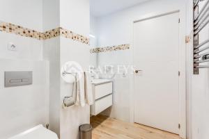La salle de bains blanche est pourvue d'une douche et de toilettes. dans l'établissement Modern 1 BR apartement in very center of Marbella., à Marbella