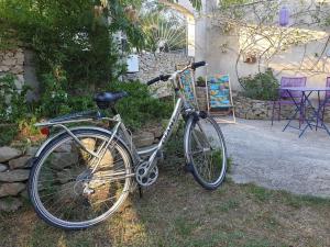 Una bicicleta estacionada en el césped junto a una casa en Pause couleur Lavandula, en Roussas