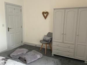 Postel nebo postele na pokoji v ubytování Deeside Snugs Apartments