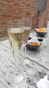 zwei Gläser Champagner auf dem Tisch in der Unterkunft Venice Apartment with Private Courtyard in Venedig