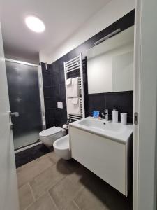 a bathroom with a toilet and a tub and a sink at Venice Apartment with Private Courtyard in Venice