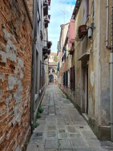 an alley way between buildings in an old town at Venice Apartment with Private Courtyard in Venice