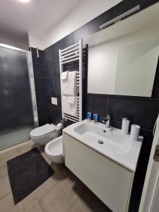 威尼斯Venice Apartment with Private Courtyard的带白色水槽和马桶的浴室