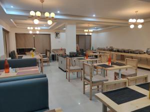 a restaurant with tables and chairs and a cafeteria at Yarab Tso in Leh