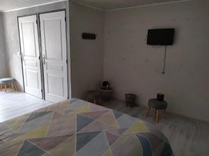 Postel nebo postele na pokoji v ubytování Hôtel Les Remparts