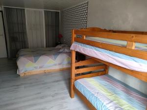 Postel nebo postele na pokoji v ubytování Hôtel Les Remparts