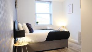 Ένα ή περισσότερα κρεβάτια σε δωμάτιο στο Beautiful Contractor&Family Apartment & Close to Bedford Hospital inc Free Parking