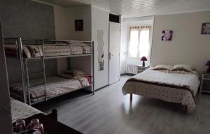 Postel nebo postele na pokoji v ubytování Hôtel Les Remparts