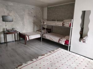 Postel nebo postele na pokoji v ubytování Hôtel Les Remparts