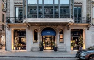 una tienda frente a un edificio en una calle de la ciudad en Hotel Casa Sagnier en Barcelona