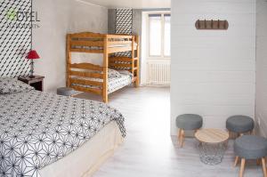 Postel nebo postele na pokoji v ubytování Hôtel Les Remparts