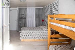 Postel nebo postele na pokoji v ubytování Hôtel Les Remparts
