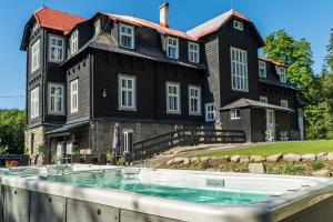 Bazén v ubytování Château Josefův Důl nebo v jeho okolí