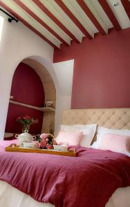 - une chambre avec un lit et un plateau de nourriture dans l'établissement Le Moulin de L'O - L'Orle Rose, à Semur-en-Auxois