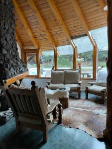 sala de estar con sofá y chimenea en Acceso Bayo - ubicada en el acceso al cerro bayo 3km del centro en Villa La Angostura