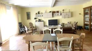 - un salon avec une table et des chaises dans l'établissement Maison de 2 chambres avec jardin clos et wifi a Saint Aulaire, à Saint-Aulaire